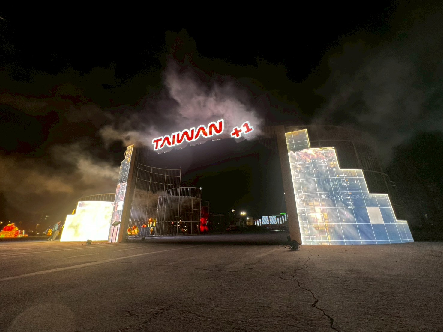 戶外裝置藝術結構施工_TAIWAN+1燈會拱門硬體工程與特效燈光整合