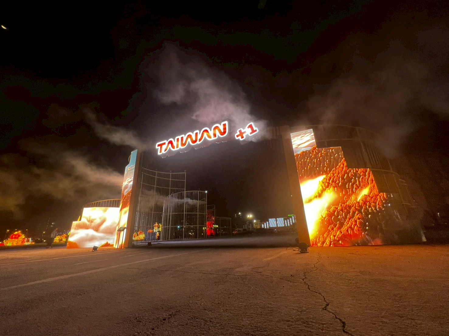 大型戶外活動硬體統籌_嘉義燈會迎賓門 LED異形螢幕拼接工程