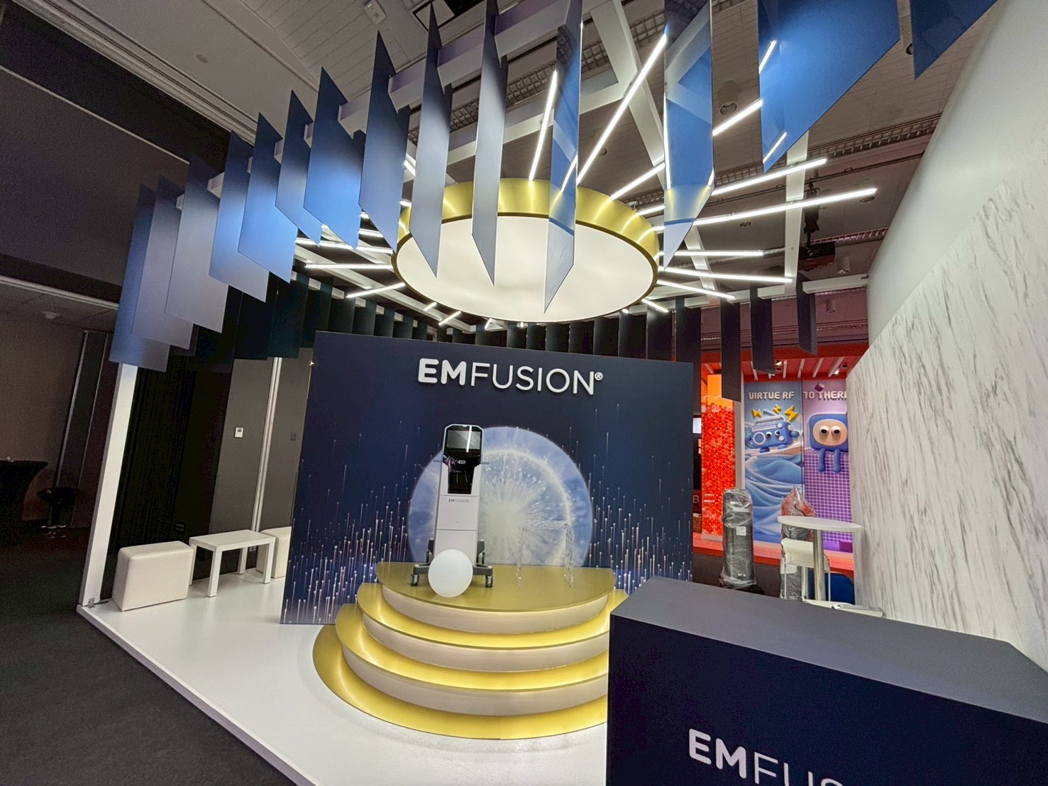 醫美展覽攤位設計_EMFUSION科技藍展區搭配懸浮式天花裝飾與LED星空背板，打造前衛醫療器材展示空間