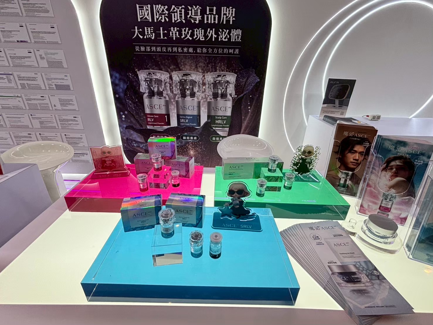 醫美展覽產品陳列設計_ASCE大馬士革玫瑰外泌體系列展示，透明壓克力與霓虹燈光打造精品級醫美產品陳列空間