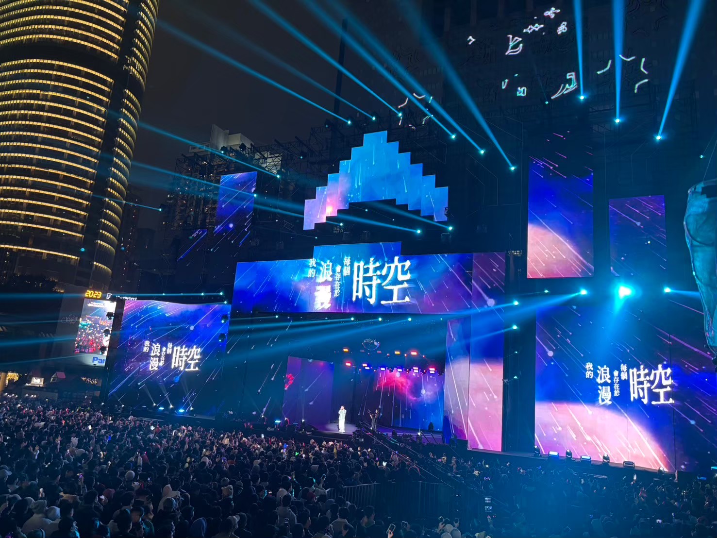 戶外演唱會舞台製作_新北耶誕城巨星演唱會現場，浪漫時空主題燈光秀與專業雷射光束效果