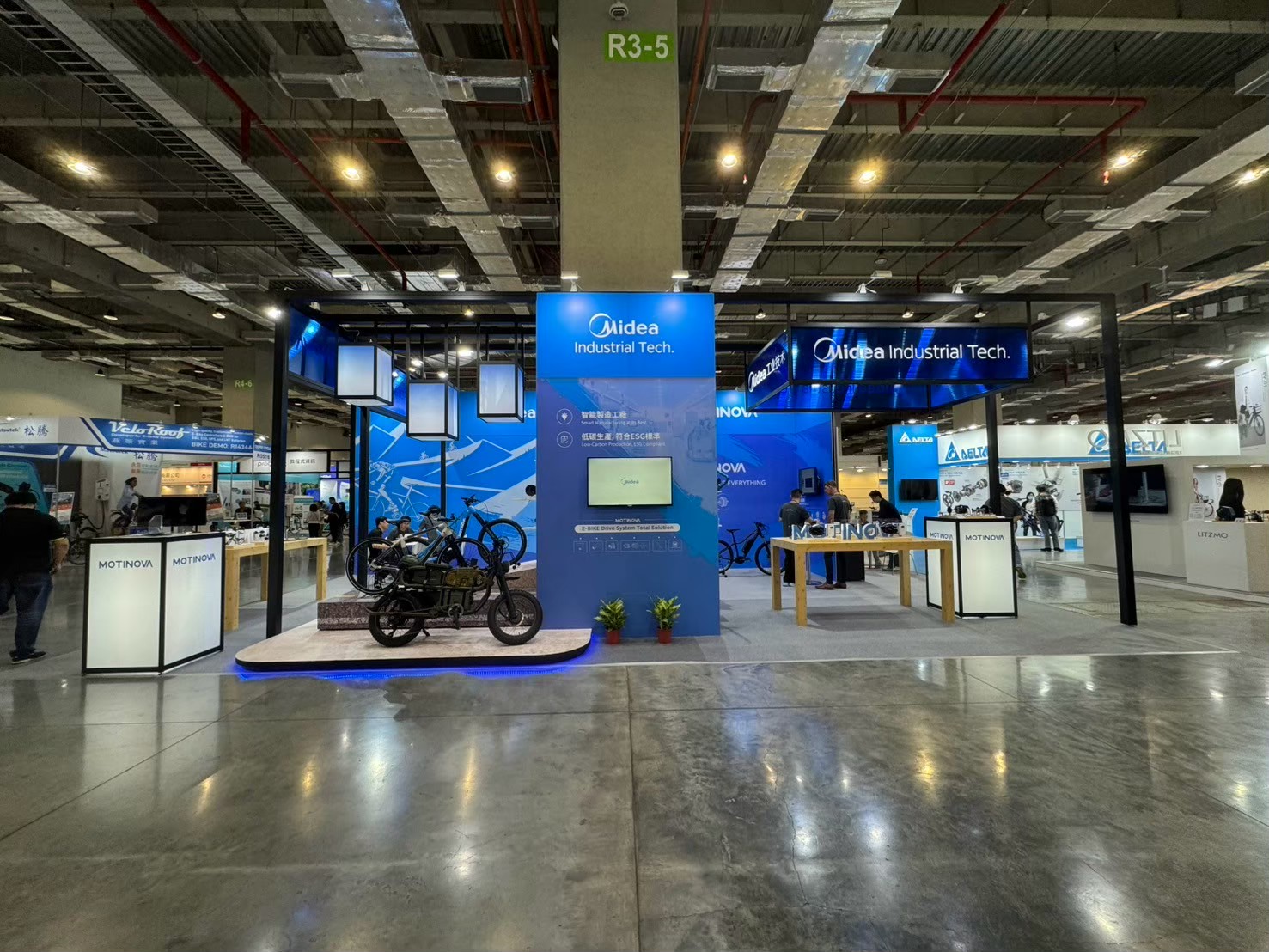 國際自行車展攤位設計_美的工業技術Midea Industrial Tech展位正面，MOTINOVA電動自行車與機車實車展示
