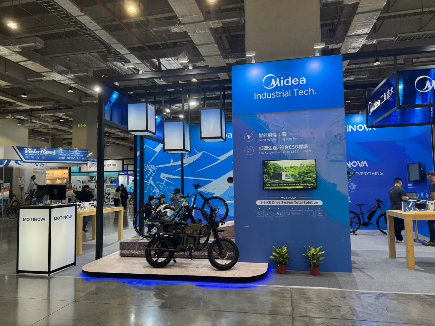 自行車展展覽設計_美的工業技術品牌展示區側面，智能製造與低碳ESG企業價值展示牆