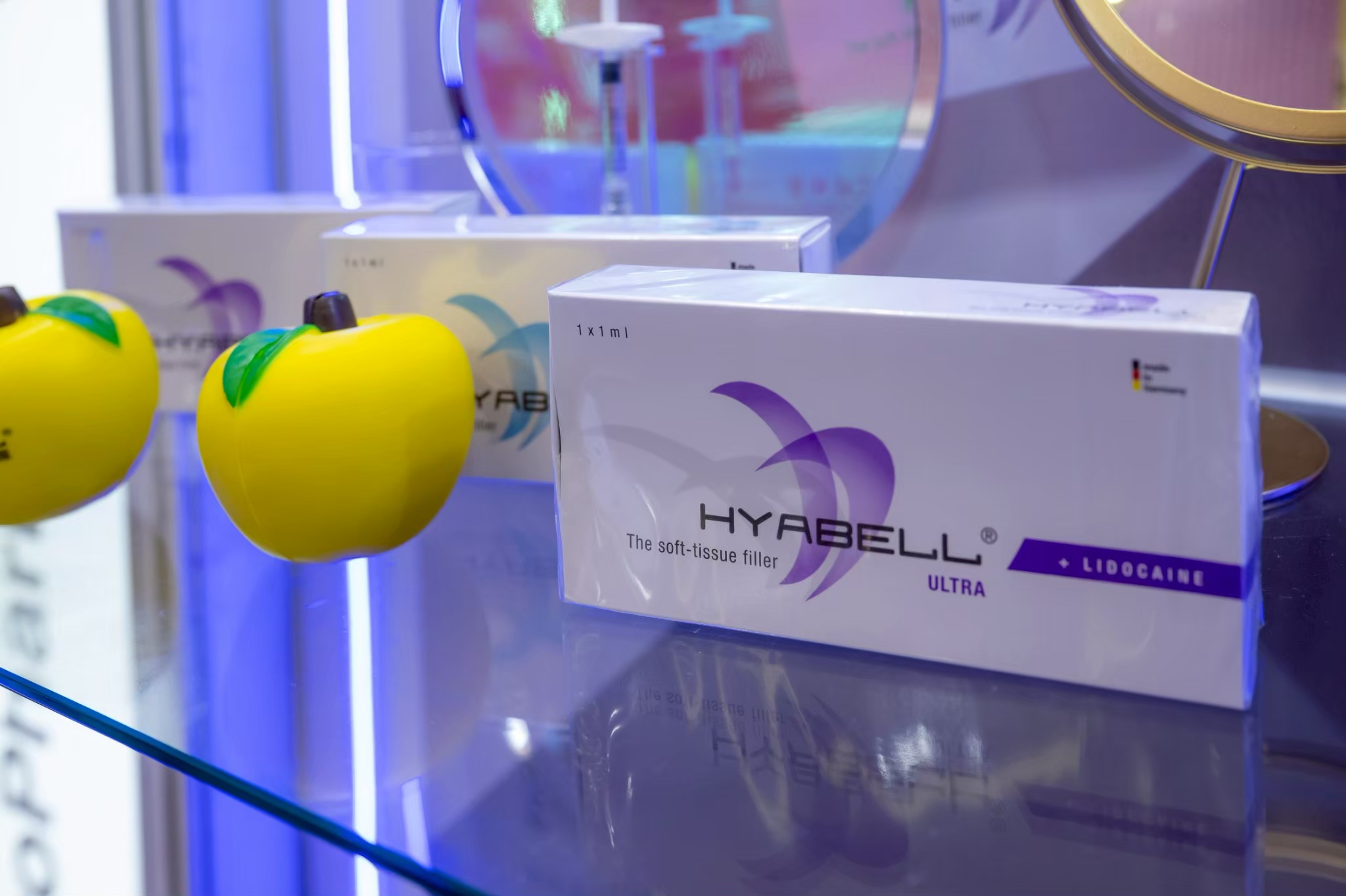 醫美展覽攤位設計_友華生技AMWC亞洲抗老化醫學會現場人潮，HYABELL艾玻玻尿酸與NABOTA產品諮詢