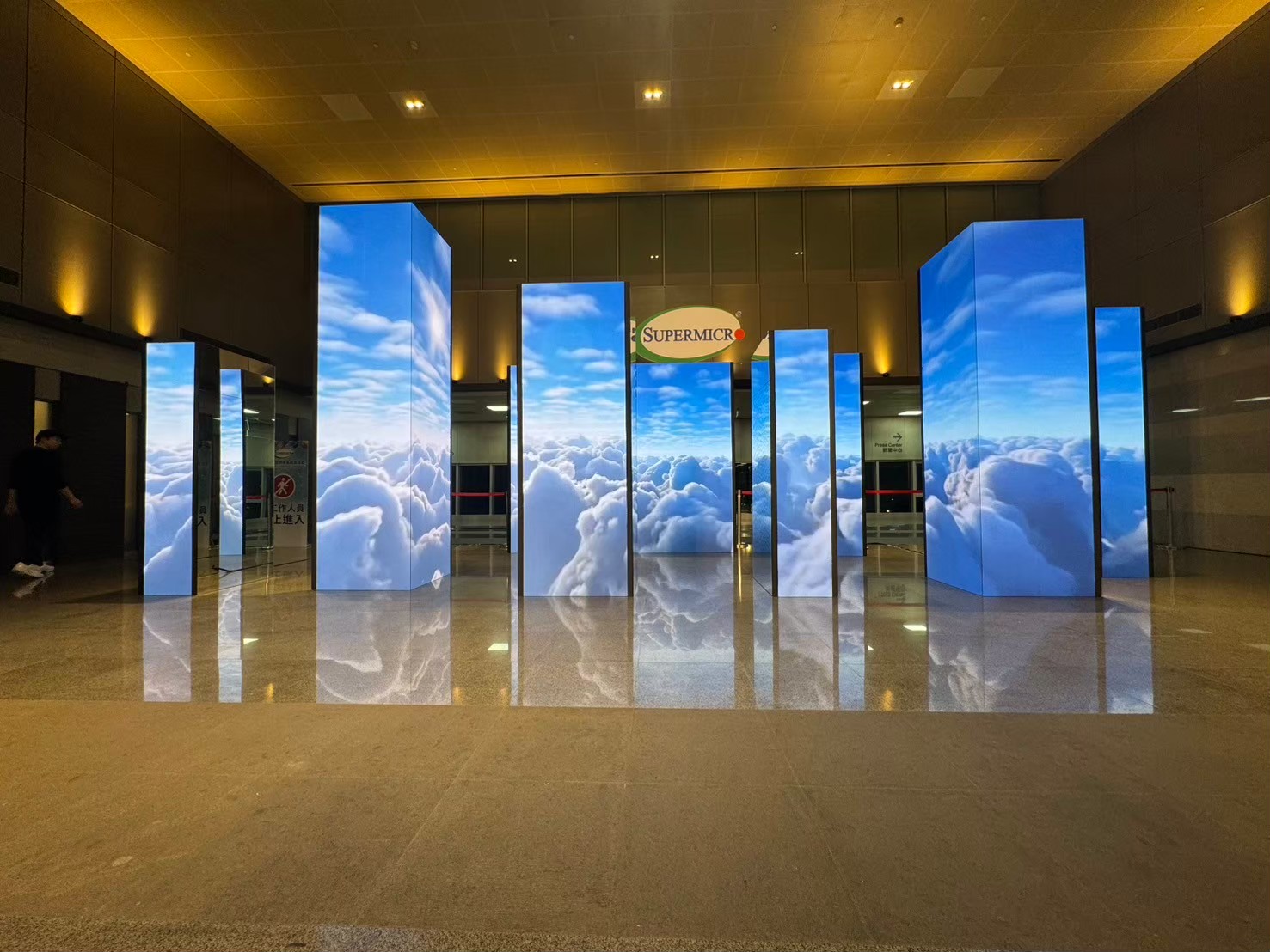 科技企業尾牙舞台設計_美超微Supermicro LED光柱矩陣天空雲海場景，沉浸式影像科技打造奇幻視覺