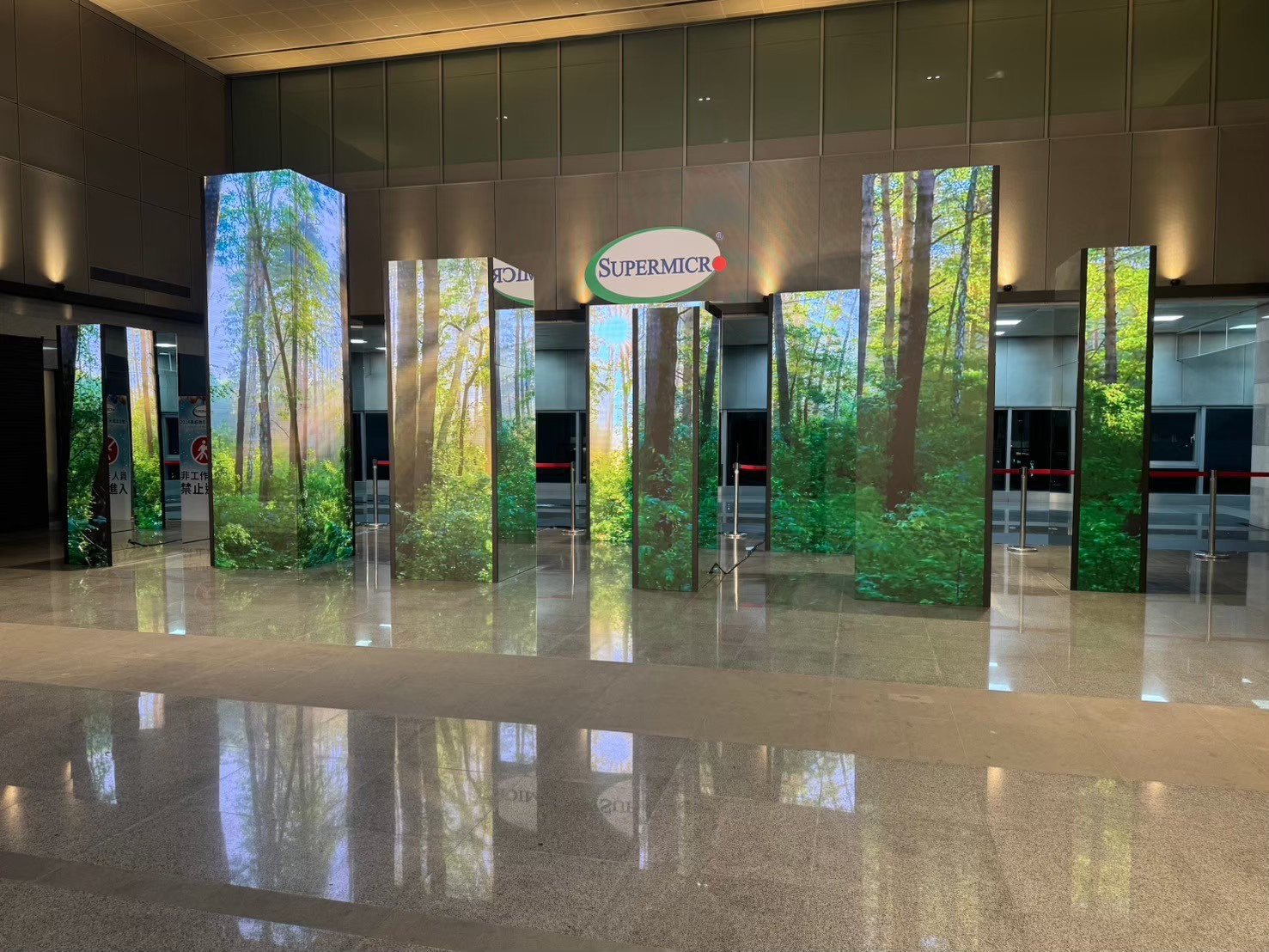 企業年終活動空間設計_Supermicro尾牙LED光柱森林秘境場景，自然影像注入科技品牌溫度
