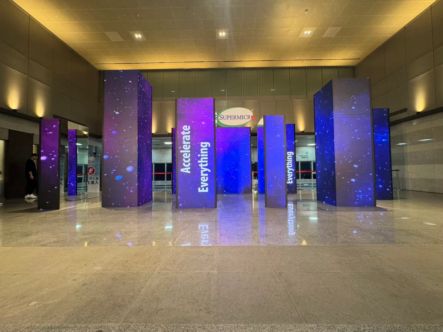 美超微尾牙品牌主舞台_Accelerate Everything紫色主視覺LED動態背景，企業精神融入舞台設計