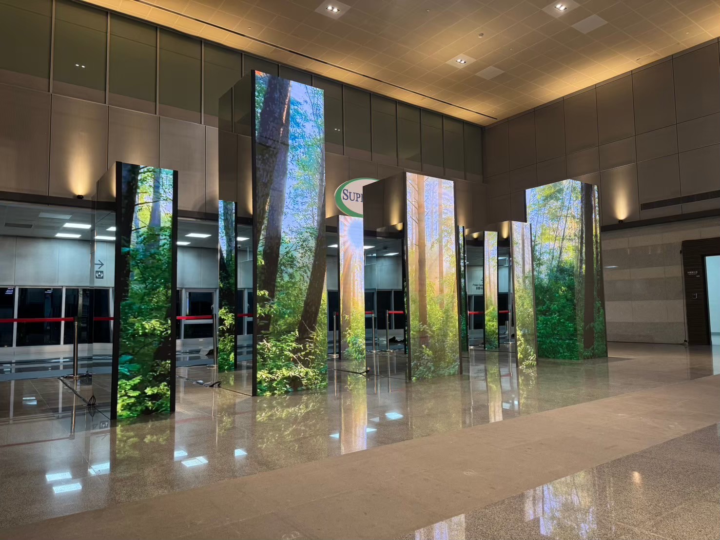 科技企業活動LED舞台_Supermicro光柱矩陣森林場景近景，高畫質LED柱體環繞式沉浸體驗