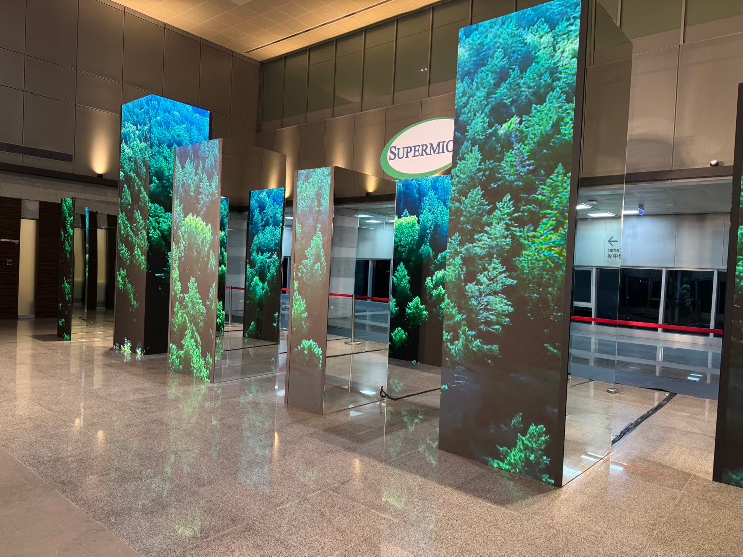 企業尾牙沉浸式舞台_美超微科技LED光柱森林鳥瞰效果，2000+員工共享品牌視覺盛宴