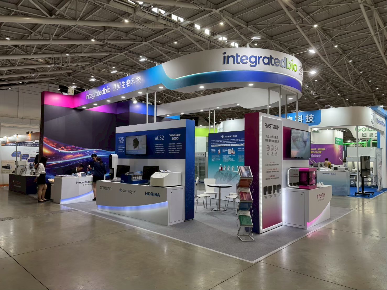 台灣生技展攤位設計_捷昇生物科技integratedbio品牌展位全景，多品牌整合的國際級展覽空間