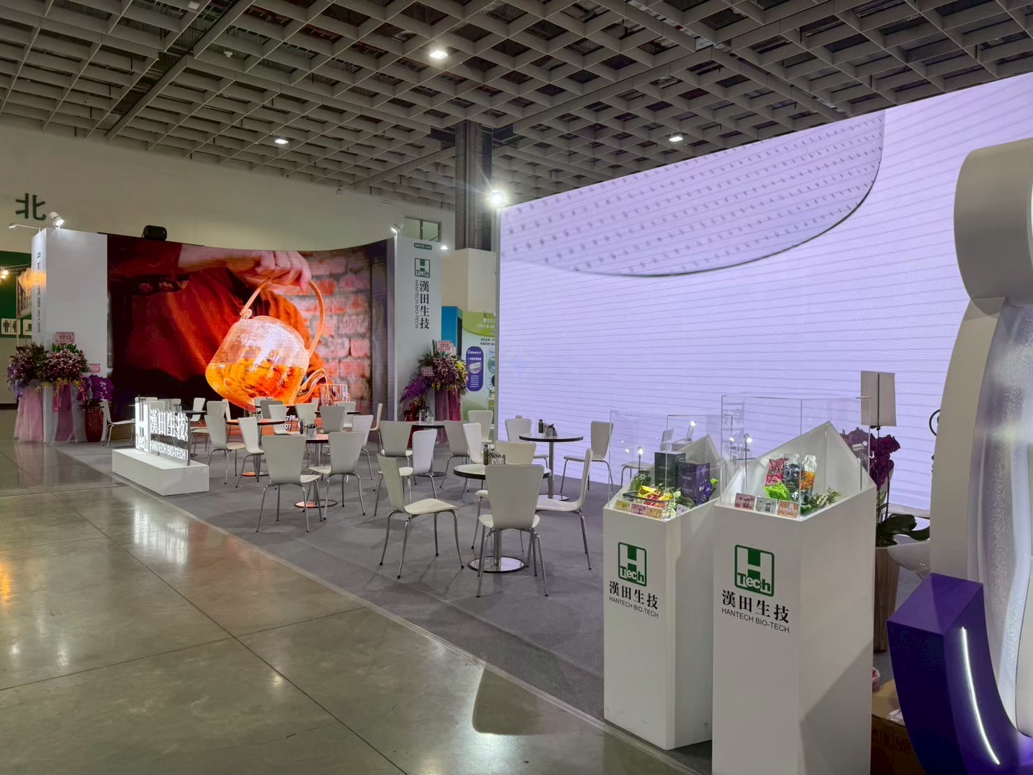 生技展覽洽談區設計_漢田生技LED背板氛圍照明洽談座位區，為B2B業務洽談提供專業舒適空間