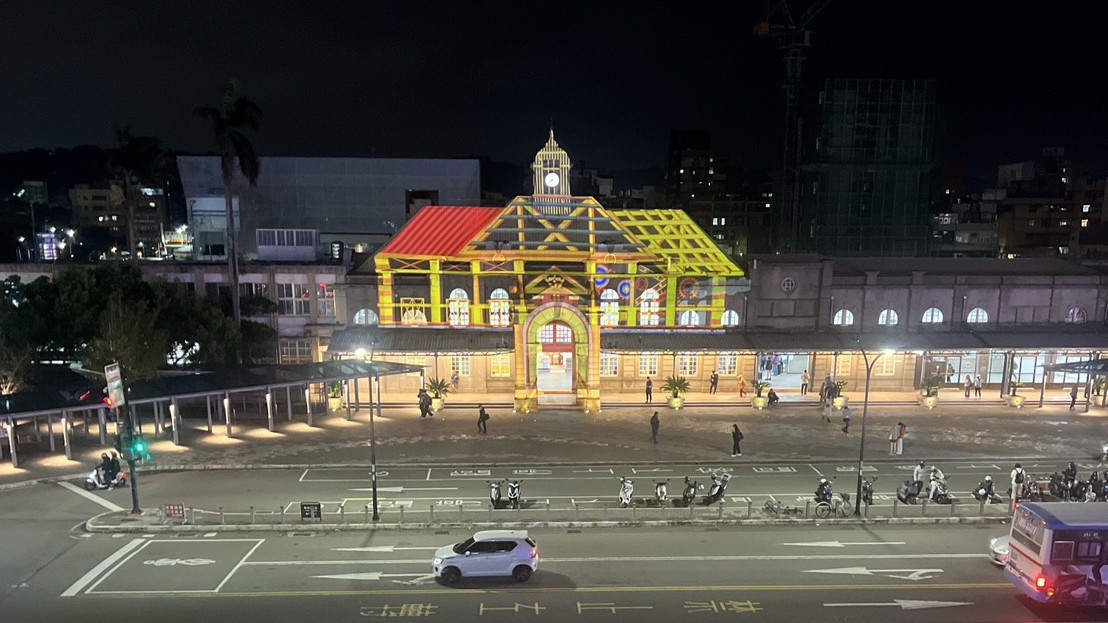 新竹聖誕節光雕投影_百年新竹火車站建築立面光雕秀，多組高流明投影設備精準對位古典建築結構