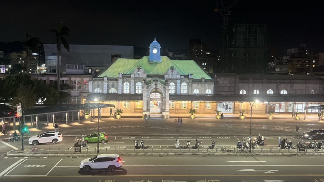 城市光雕活動策劃_新竹火車站綠色調光雕投影場景，歷史建築與現代光影科技的完美交融