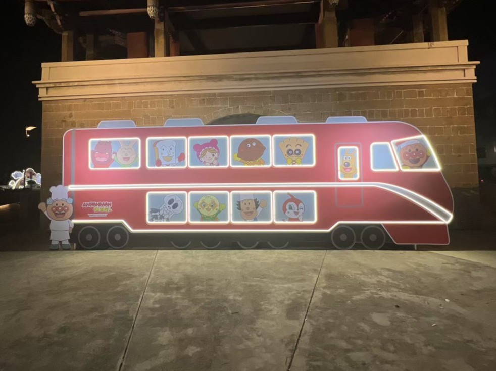 新竹聖誕節主題裝置_卡通主題巴士造型互動裝置藝術，可走進體驗的聖誕故事場景