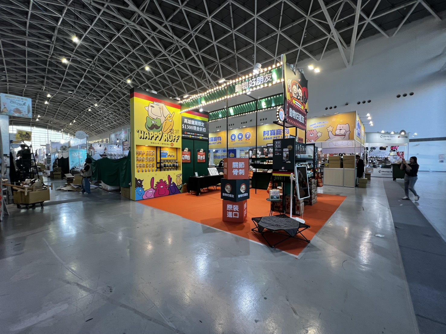 寵物展展覽攤位設計_動物好朋友攤位側面Happy Ruff品牌展示，環繞式購物動線規劃