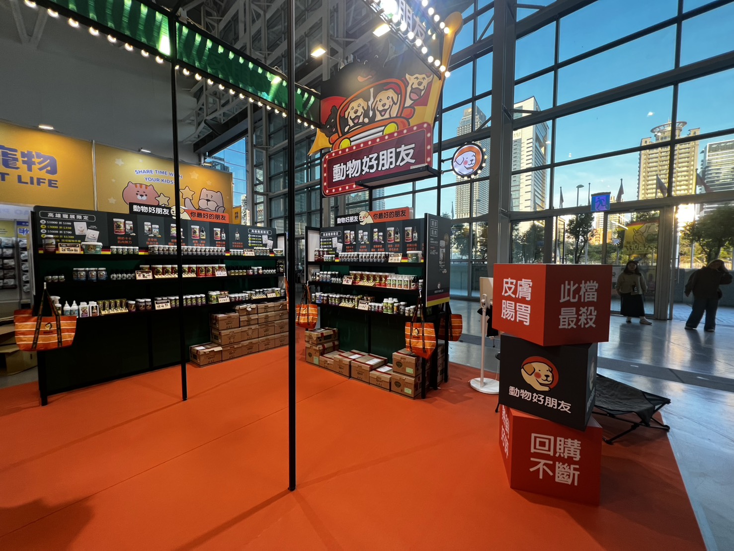 寵物用品展覽陳列設計_產品分區展示搭配清晰分類指引，降低選購障礙加速購買決策