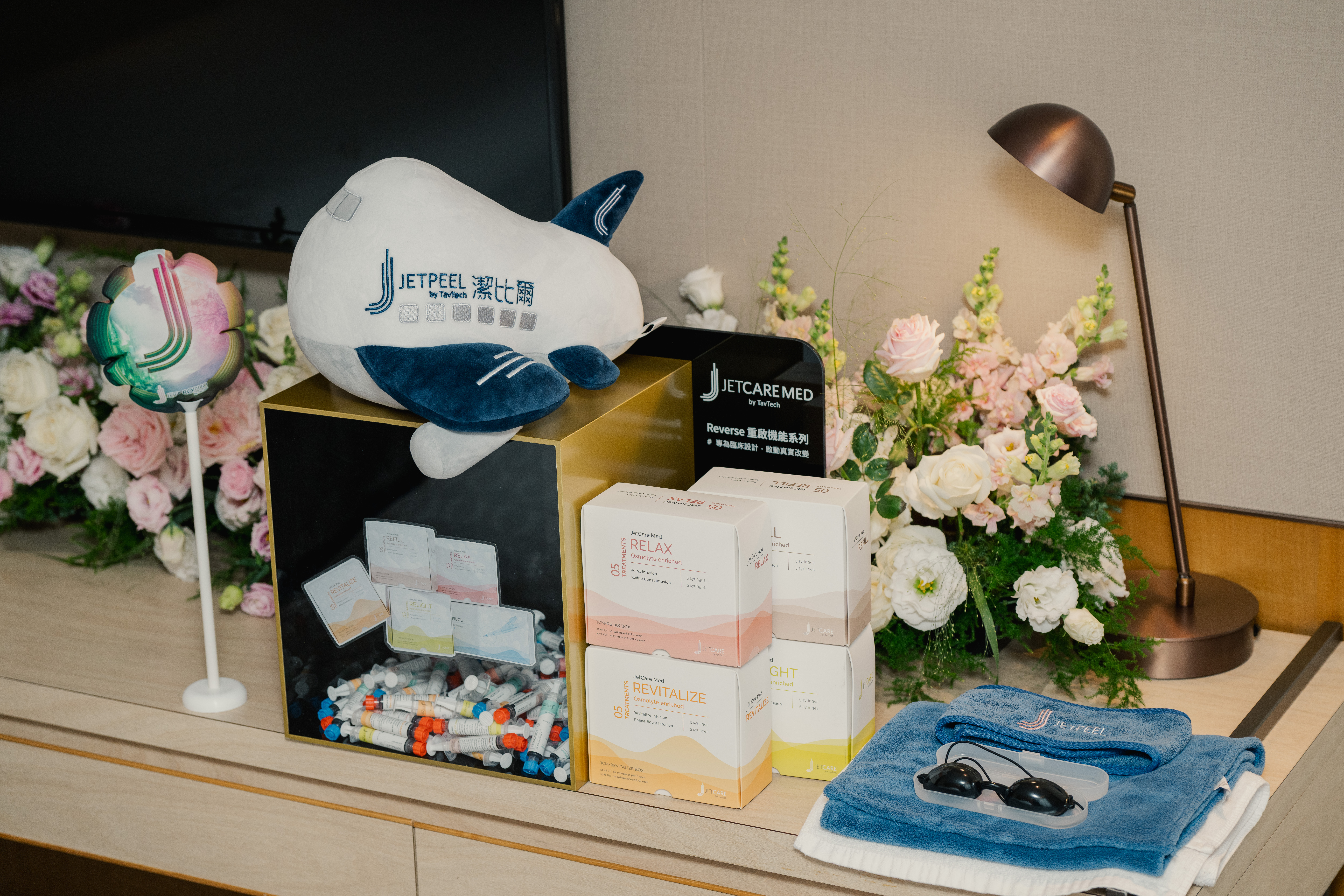 醫美品牌活動道具設計_JETPEEL飛機造型玩偶與精緻產品禮盒陳列，強化品牌記憶點