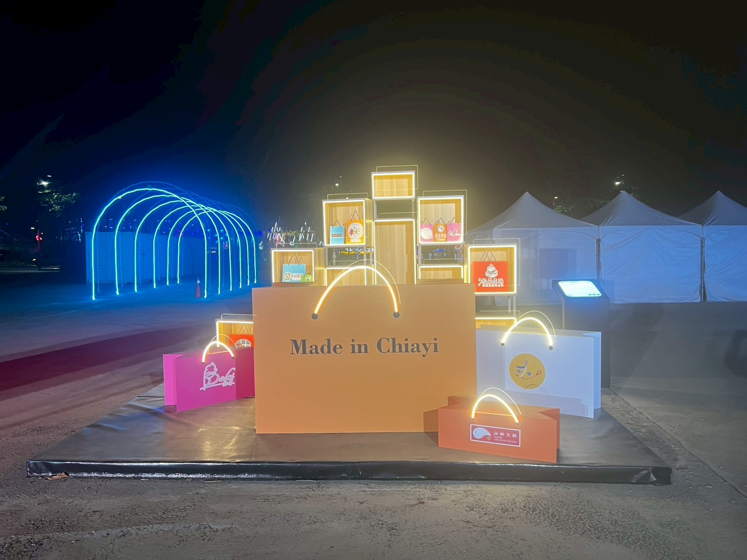 台灣燈會嘉義燈區_Made in Chiayi購物袋造型燈飾，在地青年文化轉譯為大型光影裝置