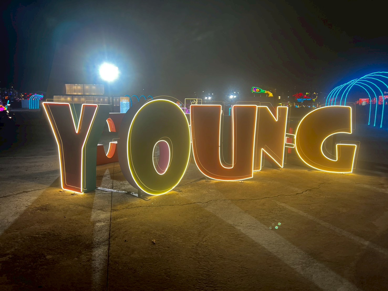 燈會大型字母燈組設計_YOUNG發光字母裝置搭配霓虹色調，宣示嘉義新世代文化自信