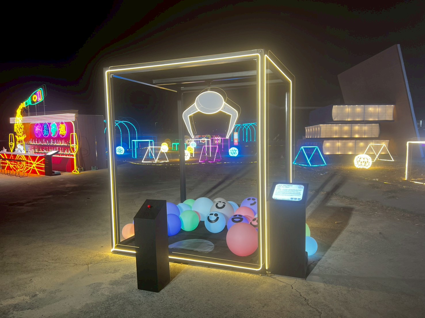 台灣燈會互動裝置_巨型夾娃娃機造型燈飾，以台灣在地文化元素打造趣味互動體驗