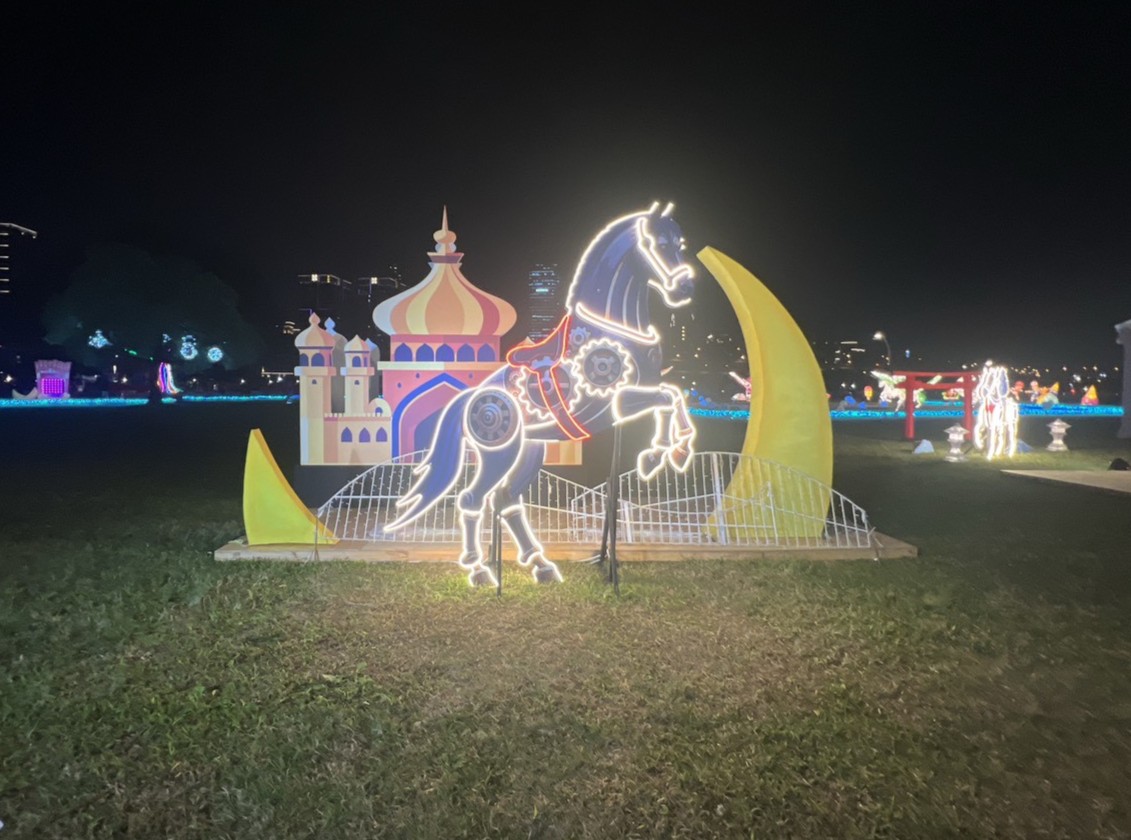 元宵燈會燈區品質管理_阿拉伯主題騎馬霓虹燈組，新月造型搭配異國宮殿剪影裝置