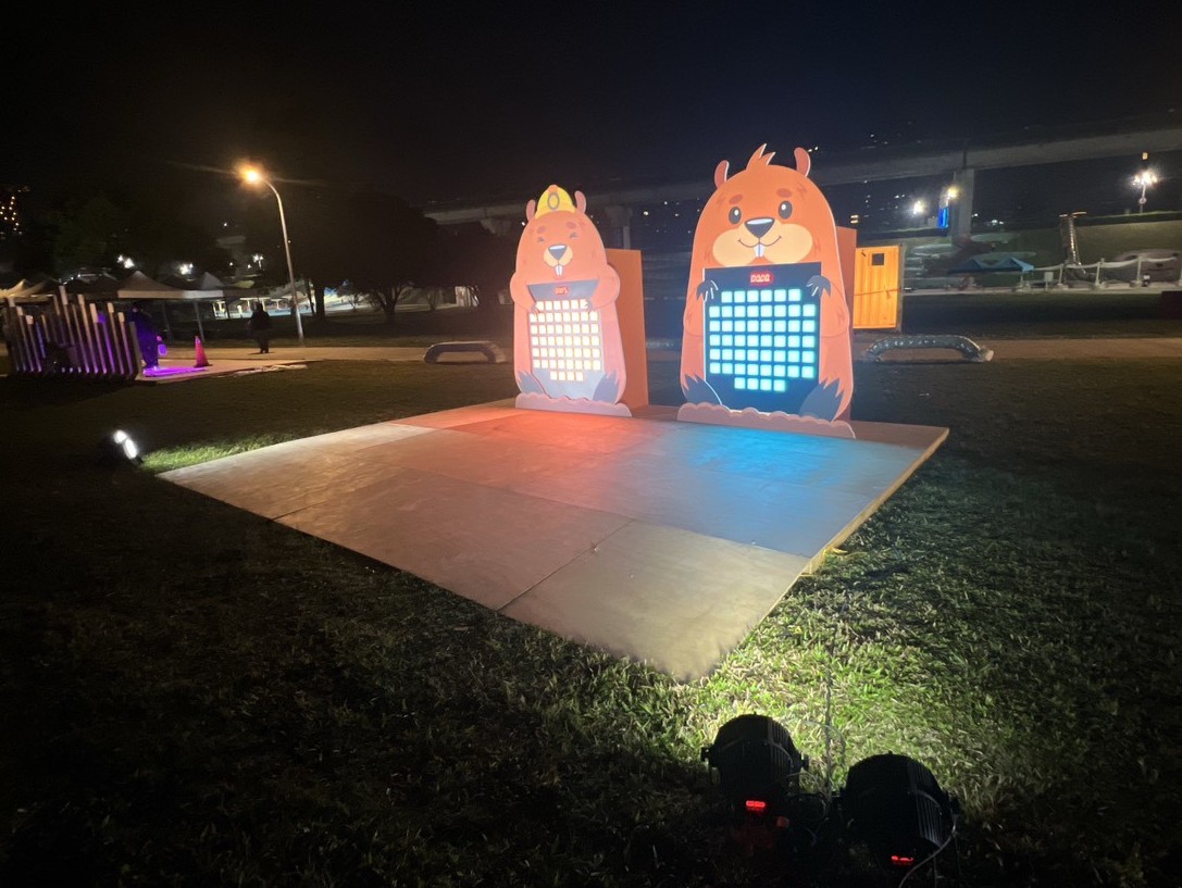 燈會裝置品質稽核_新北市吉祥物互動LED燈板裝置，雙色燈光面板供遊客拍照互動