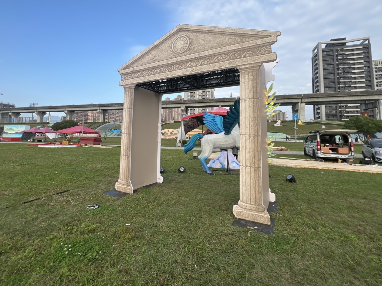 燈會燈組工程管理_希臘神殿拱門與飛馬裝置日間實景，白色立柱搭配藍翼天馬造型