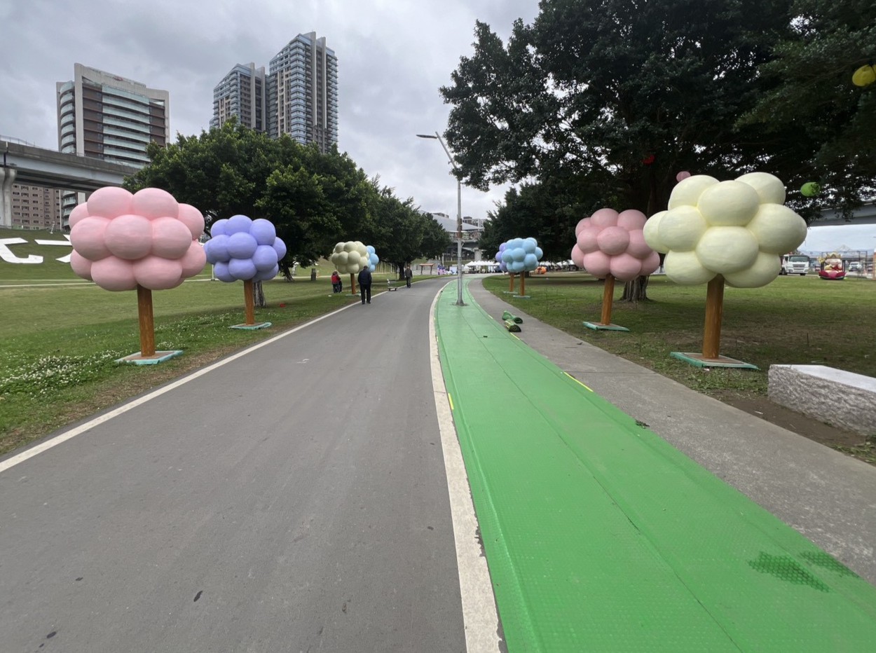 新北燈會場域裝置_繽紛馬卡龍色系大型夢幻樹林步道，粉紫黃藍色雲朵樹冠造型裝置藝術