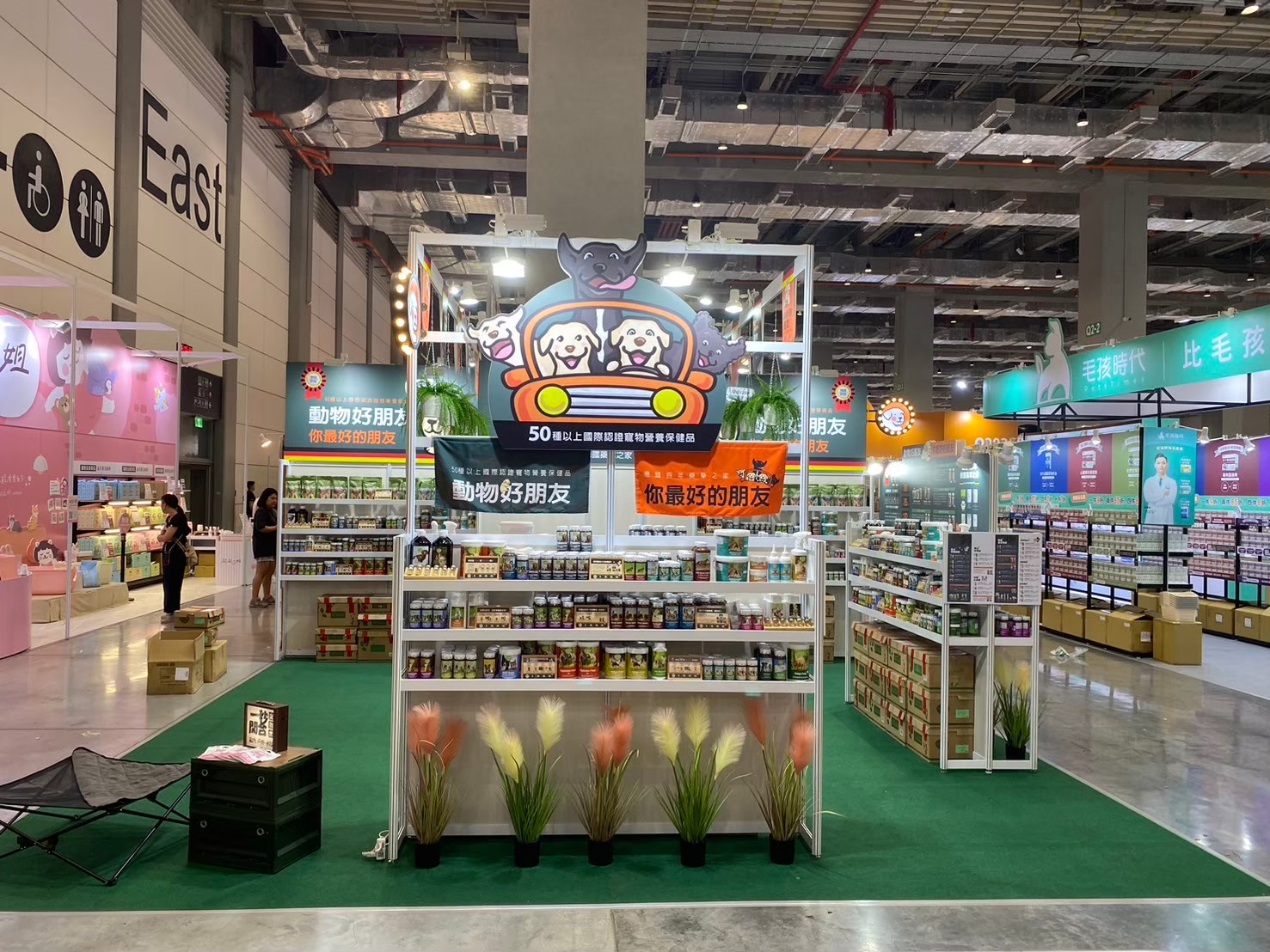 商品陳列區與互動體驗區｜階梯式展示設計讓每款寵物用品一目了然，吸引毛孩家長駐足選購