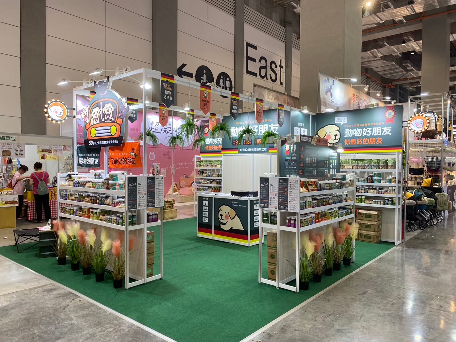 展場動線規劃與品牌視覺牆｜大型品牌主視覺輸出搭配打卡拍照區，有效提升社群曝光與現場人流