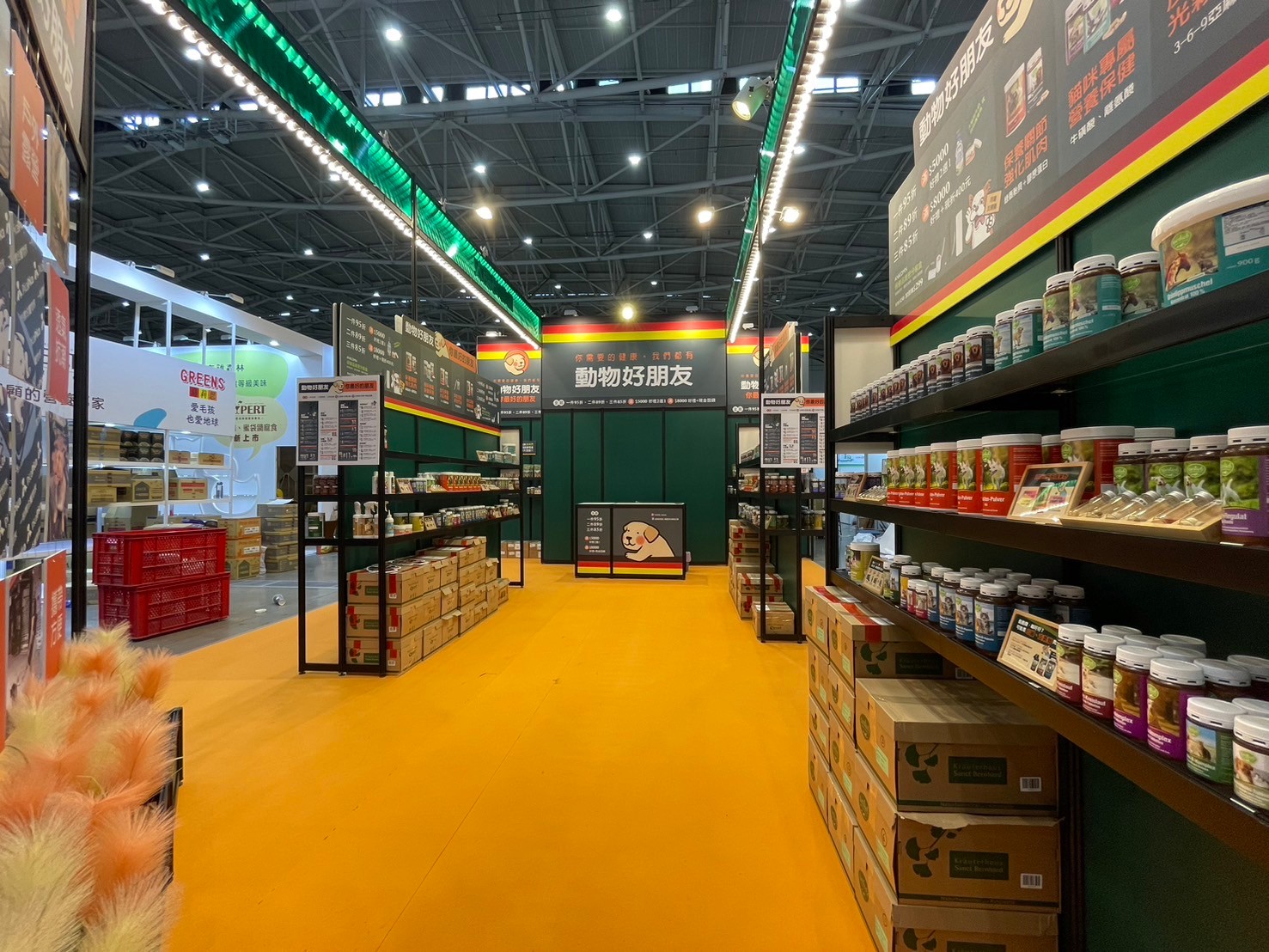 品牌形象牆與商品展示區細節｜精緻的陳列設計與動線規劃，展現品牌對品質的堅持