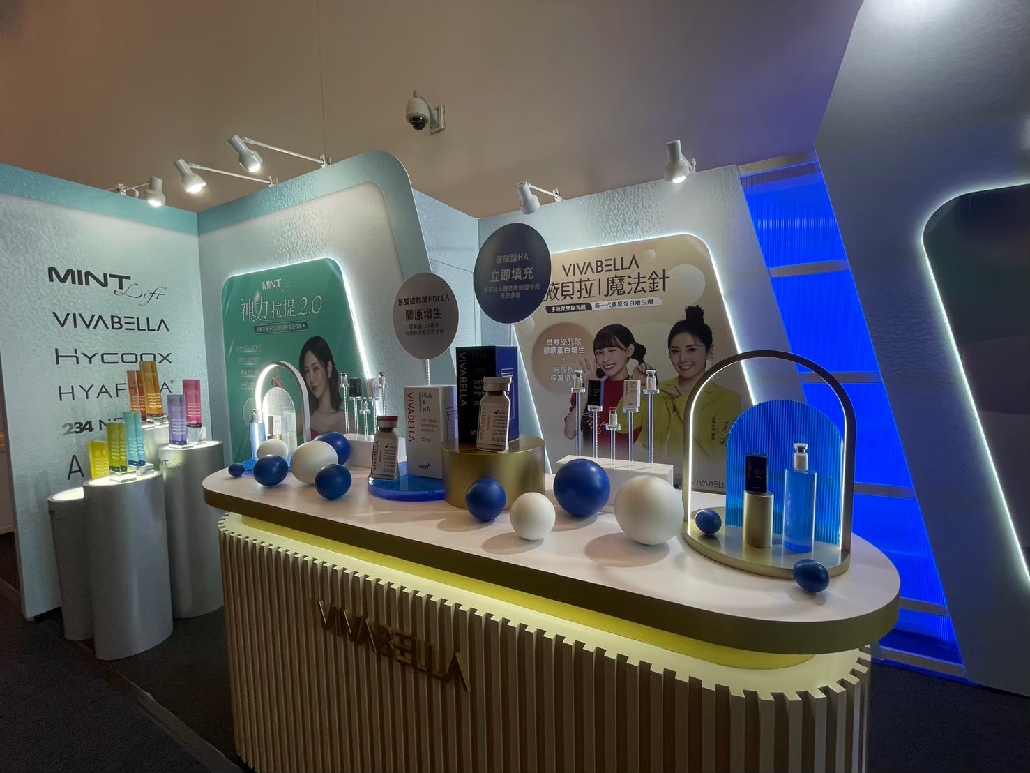 產品展示區與燈箱設計｜精品櫥窗般的展示手法，讓每件醫美產品都散發高端質感