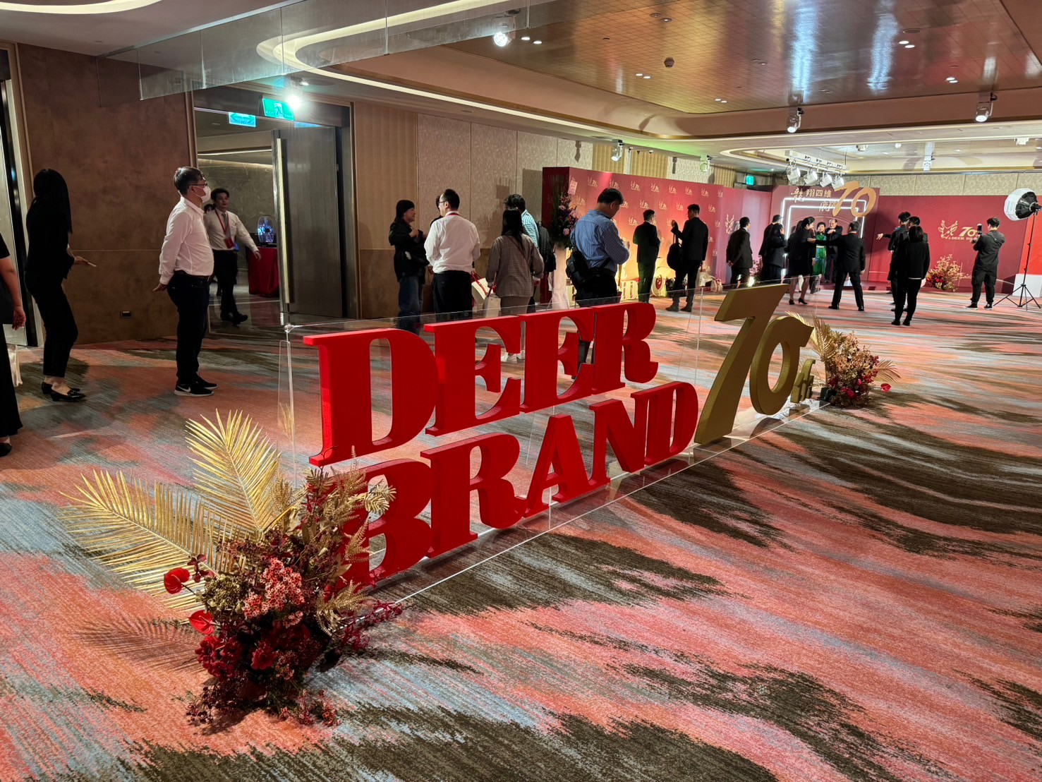 入口迎賓區與企業歷史長廊｜時間軸式的品牌發展里程碑展示，引導來賓回顧企業七十年歷程