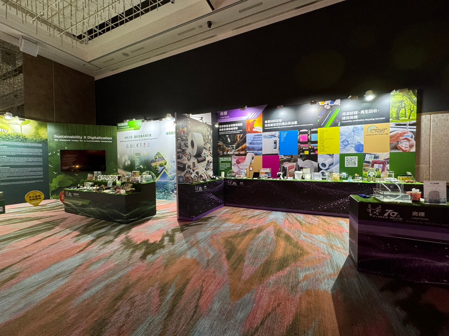 席間花藝佈置與桌面軟裝｜每一處細節都體現對品味的堅持，營造尊榮的賓客體驗