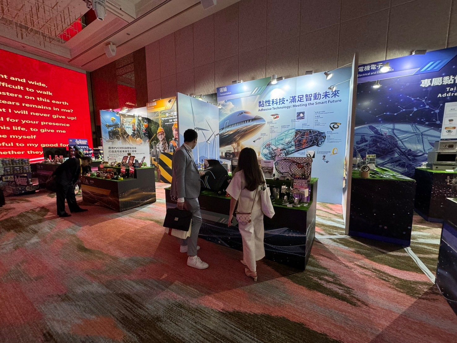 舞台燈光與視覺設計｜層次分明的燈光控制，營造出兼具專業與溫馨的氛圍