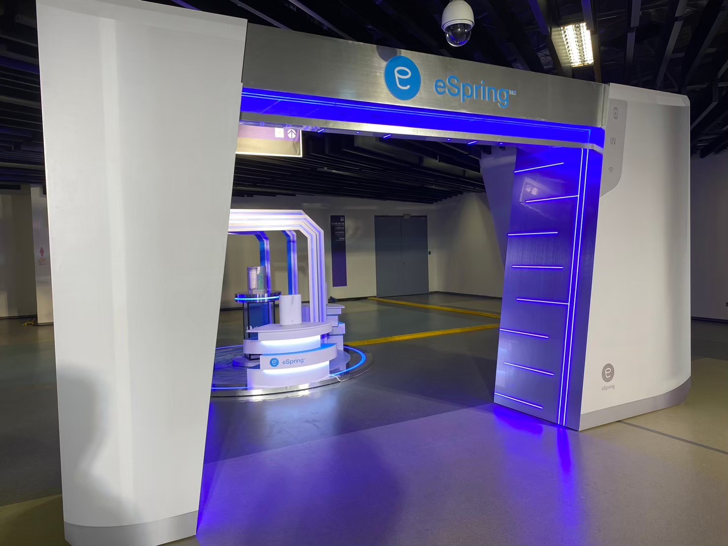 入口迎賓通道設計｜燈光與色彩精準呼應年會主題，為每位與會者創造難忘的第一印象