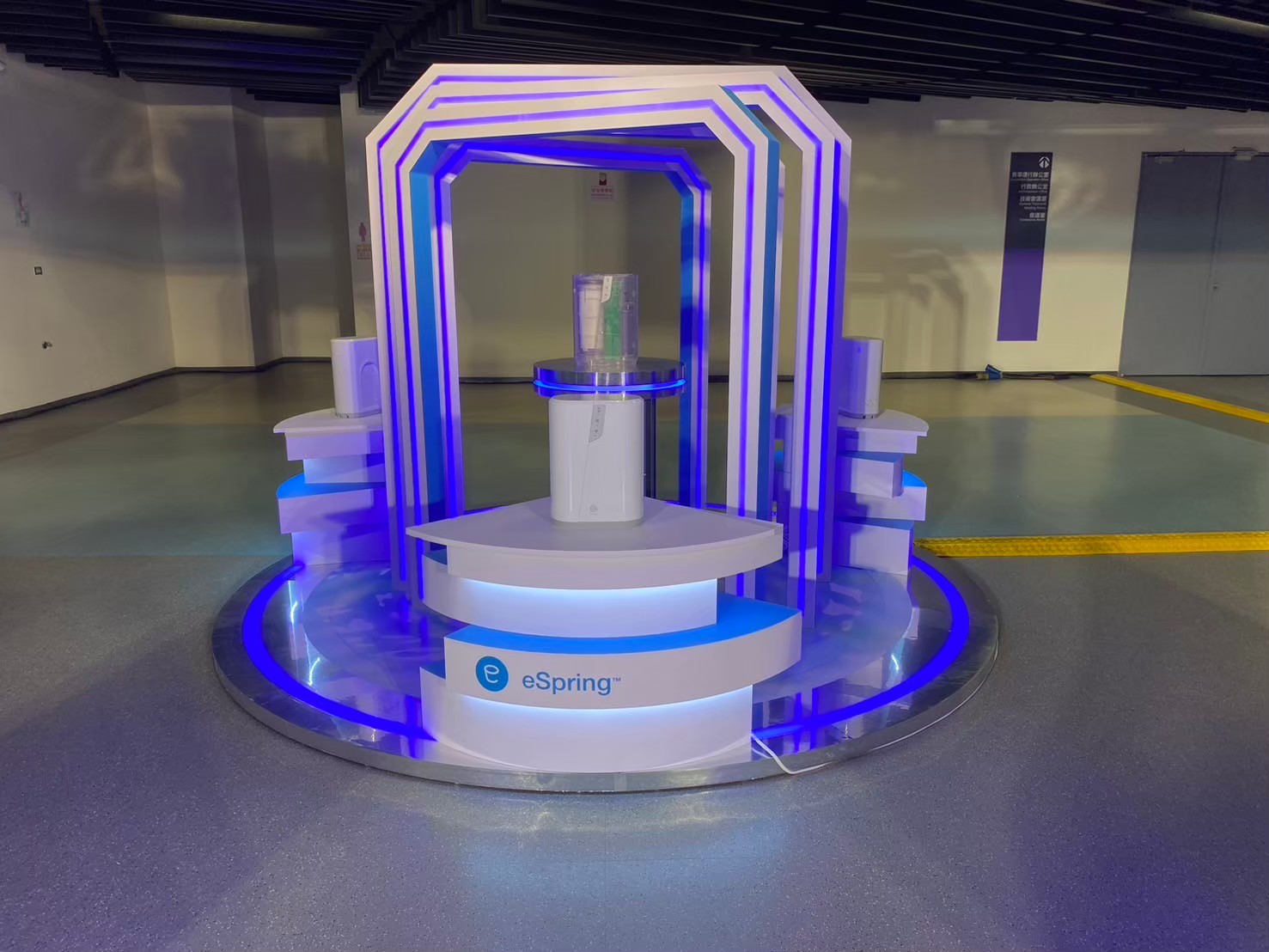 花藝軟裝與氛圍營造｜花藝佈置點綴入口空間，讓品牌形象兼具專業與溫暖