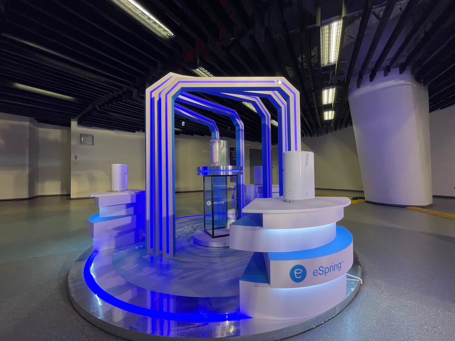 入口結構工程與燈光設計｜精準的燈光層次控制，營造出尊榮且具儀式感的入場體驗