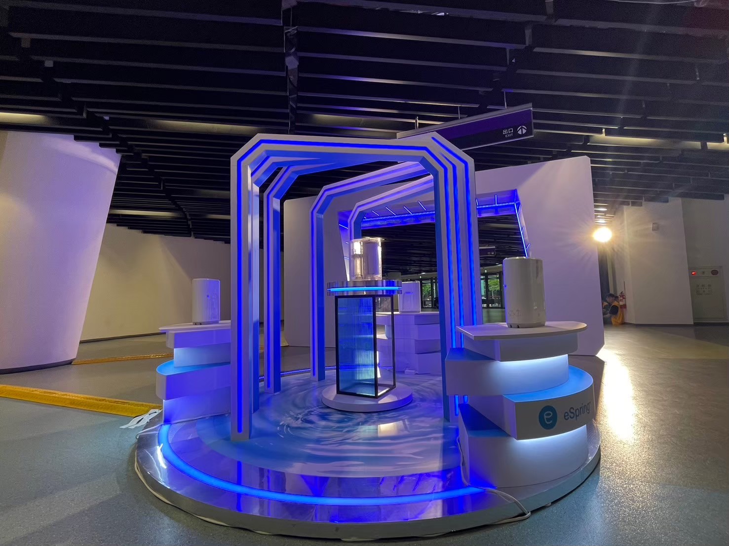 迎賓區全景與動線規劃｜流暢的動線設計確保大量人潮進場時的秩序與體驗品質