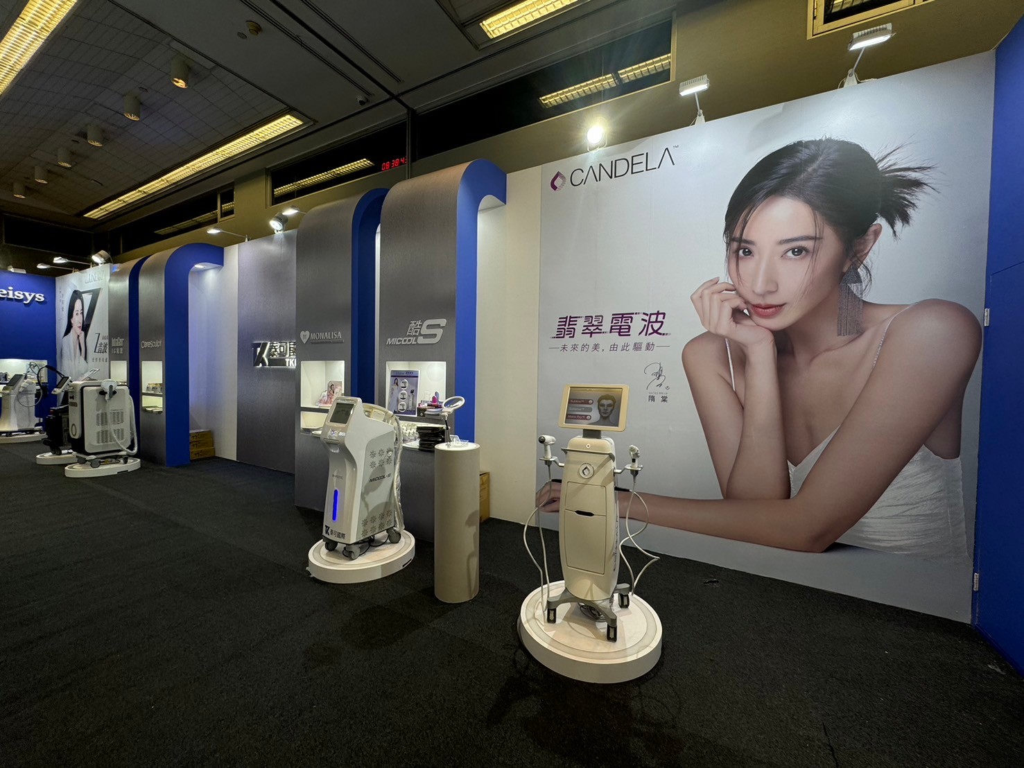 產品展示區與燈光設計｜現代感與專業度兼具的空間設計，讓醫師近距離了解器材特色