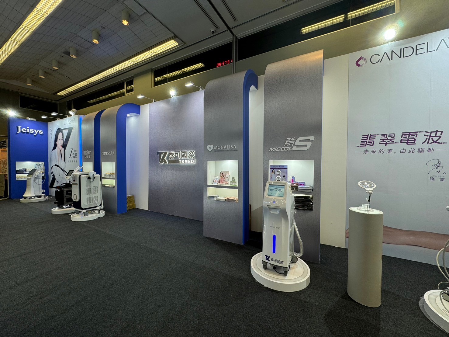 品牌形象牆與視覺設計｜俐落的設計語言傳達品牌專業形象，在學會現場成功吸引目標客群