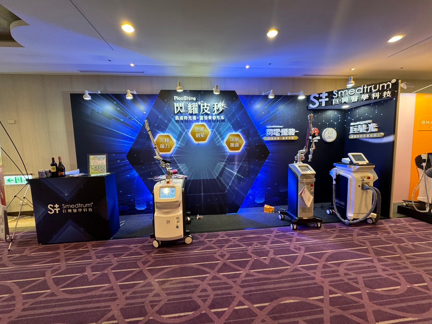 展場細節與資訊傳達設計｜簡潔有力的產品資訊呈現，讓醫師在短暫停留中快速掌握產品特點