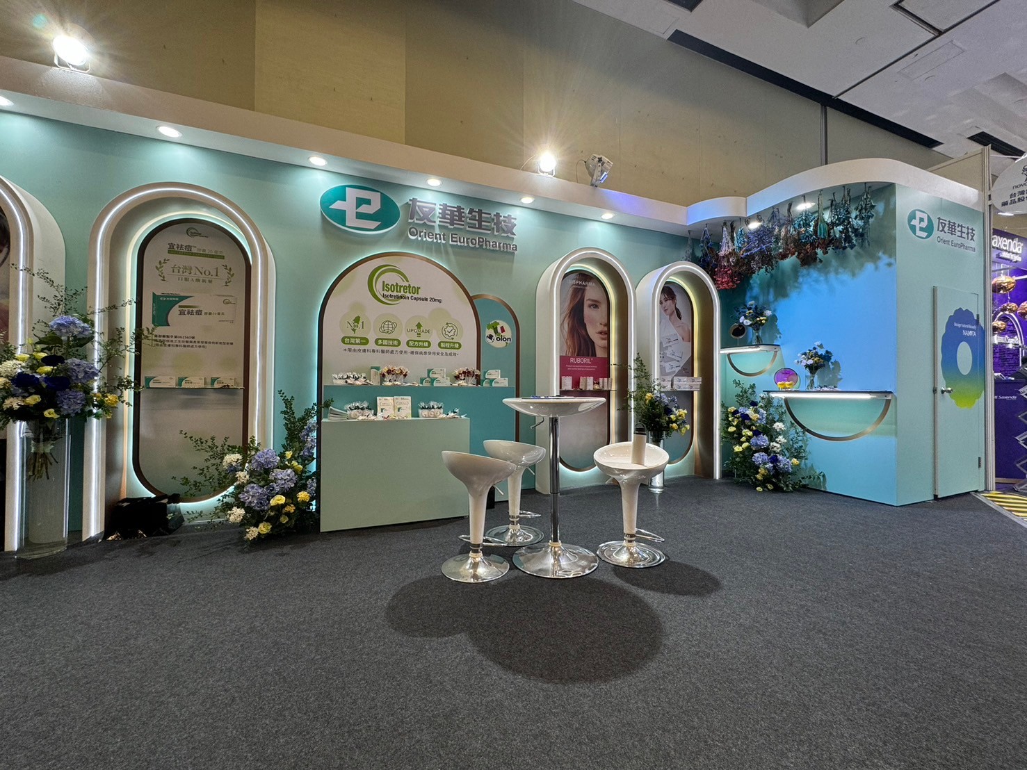 主展示區與品牌形象牆｜溫潤優雅的整體色調，展現品牌獨有的親和力與專業度