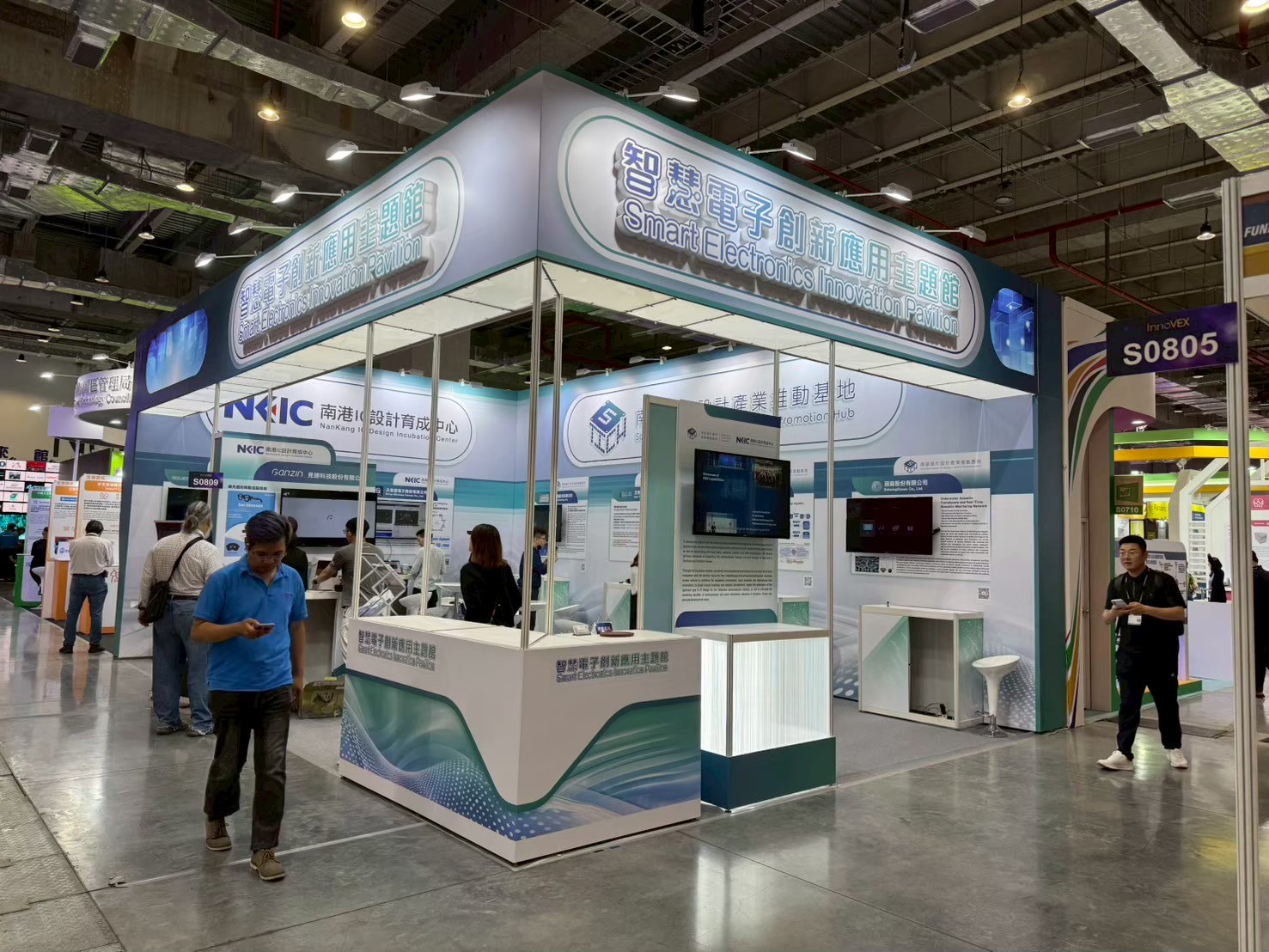 研發成果互動展示區｜互動螢幕與實物模型搭配，將艱深技術轉化為生動易懂的體驗