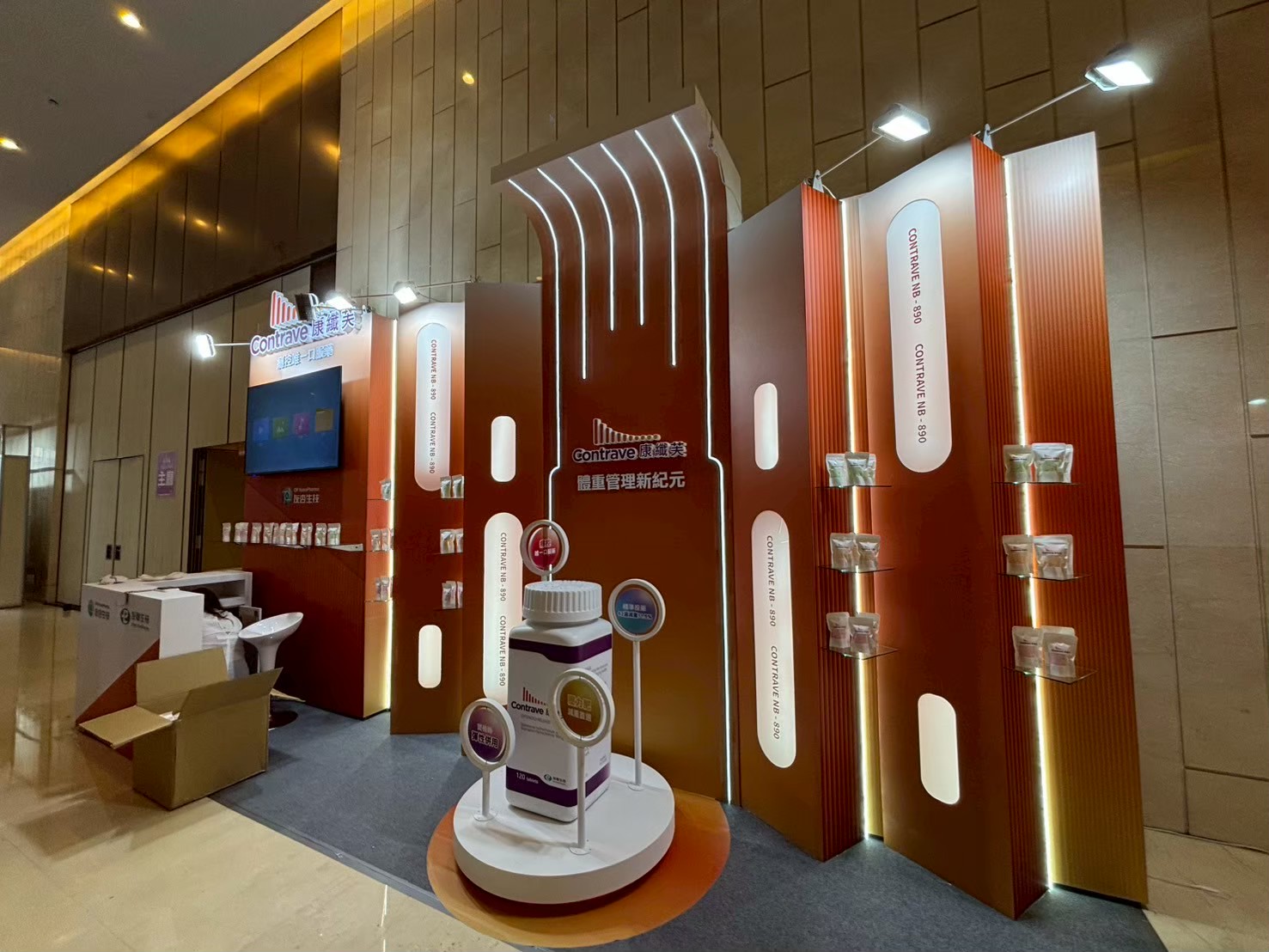 花藝佈置與品牌展位設計｜春季花卉與清新色彩點綴，跳脫醫美展覽一貫的冷調風格