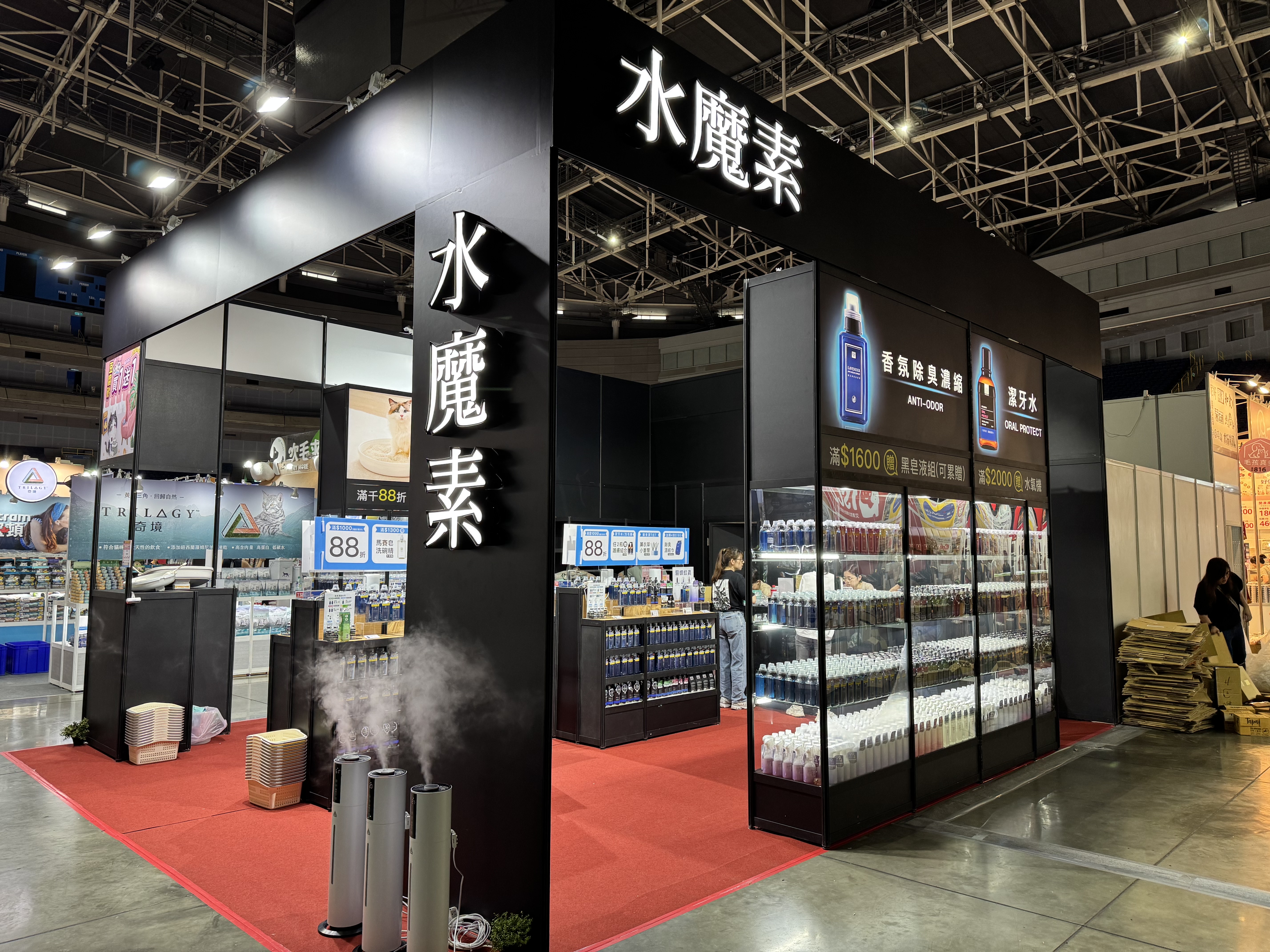 水魔素高雄寵物展_黑色基調品牌攤位設計全景