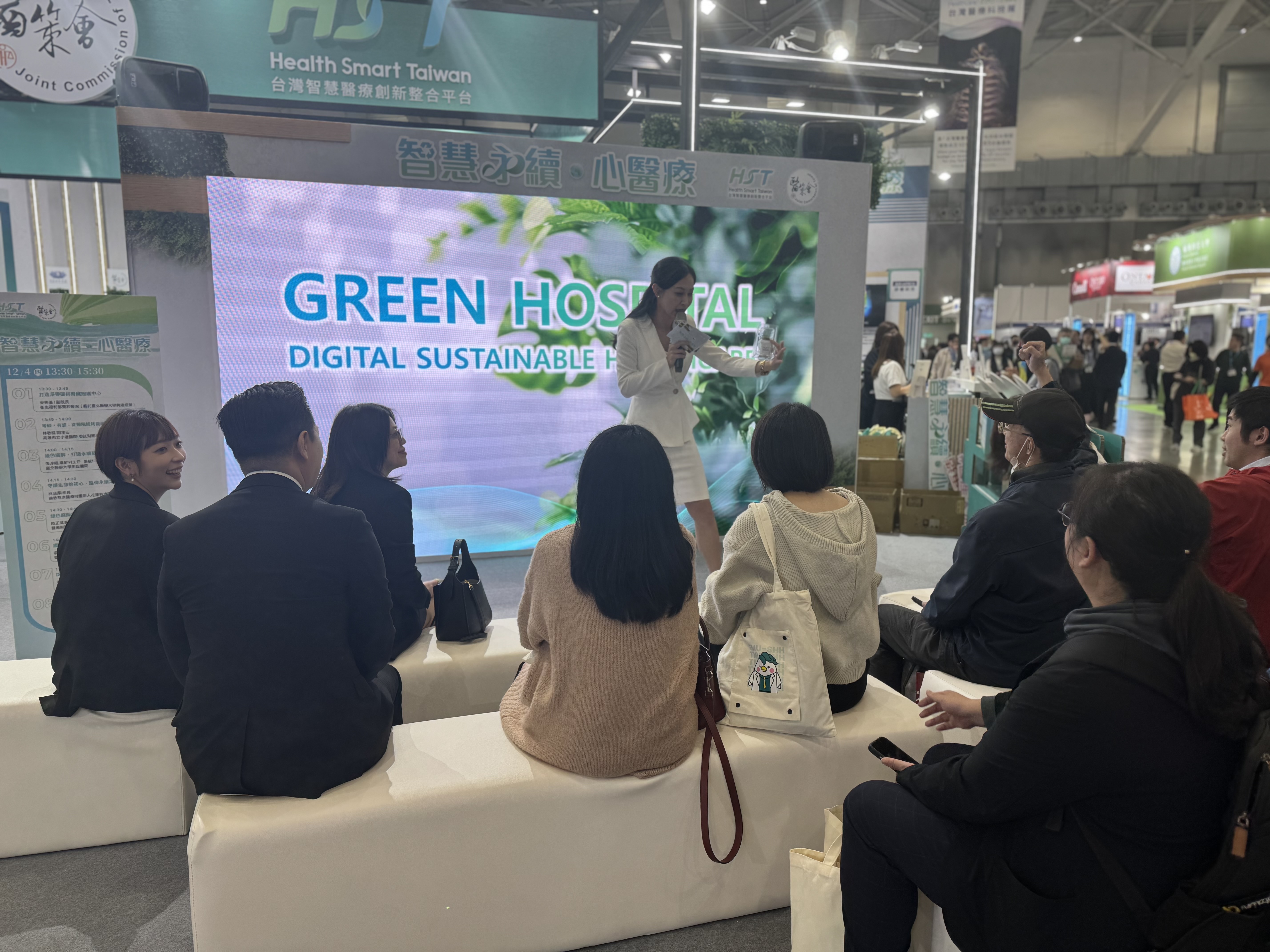 Green Hospital展覽_白綠色調展位與頂部綠植裝飾